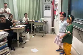 小学生走进高三教室“热舞”，老师：自愿报名为哥哥姐姐缓解压力视频封面