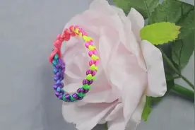 月姐编的渐变七彩手链，是不是很漂亮？编绳手法简单，来学学吧