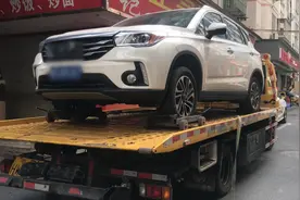 打工小伙开车回深圳，在车上做了一件蠢事，最终付出惨痛代价视频封面