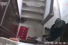 邻居把鞋子放楼道 老人两次用盆装水倒进鞋子里