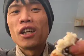 渔民大哥在船上吃迷你八爪鱼，特意展示里面的大米，吃起来特别香