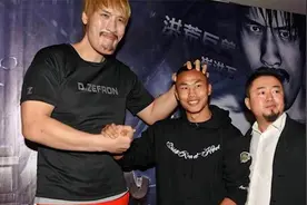 韩国2米巨人摸头暗示中国人矮小，不料对手竟是个解放军，真惨！视频封面