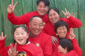 忙忙碌碌又一年，胖妹拿出新年装，一家6口同框拍全家福，好温馨视频封面