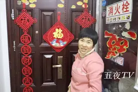 过年了贴春联，梅子100多元给新房子买新式春联，贴完陪公婆过年视频封面