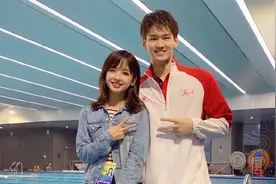 央视王冰冰官宣恋情！男方是游泳健将徐嘉余，曾多次示爱女方甜炸视频封面