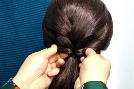 贵气女人这样编头发，简单又好看，照着扎就很美的发型！