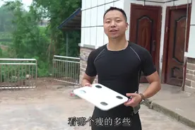 跑步一周体重到底有变化吗，型男现场测体重，和倩倩PK谁瘦得多视频封面