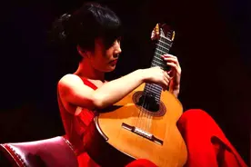 著名吉他女演奏家杨雪霏演绎《彝族舞曲》，优美动听，太经典了！视频封面