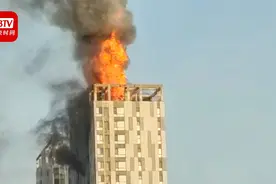 高层楼顶蹿出熊熊烈火 每层均闪现火光 消防：系一楼后厨烟道起火视频封面