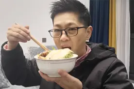 九九到湖南饿晕了头，肚子饿扁急做饭，湘菜配啤酒吃过瘾视频封面