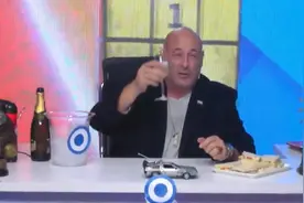 旧恨难消？96岁英国女王去世，阿根廷主持人节目现场开香槟庆祝视频封面