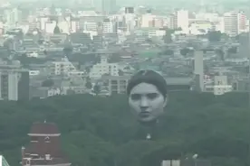 日本东京上空惊现巨型“人头” 造型神秘画风诡异引众人围观视频封面