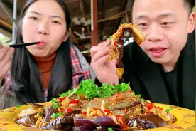 16买了3根茄子，农村二娃做一道“烧锅茄子”，却被嫌弃没肉吃