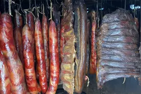 这才是湘西烟熏腊肉原汁原味的做法，蘸辣椒水吃，肥而不腻