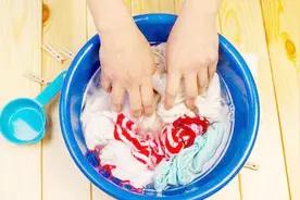 衣服沾上油渍墨水难清洗？教你一招，洗的跟新的一样，省水省力