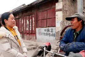 农村60岁大爷开三轮收废品，一天最多收入多少？大爷回答出乎意料视频封面