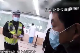 面包车违反信号灯通行，交警不但没罚还伸援手，咋回事？视频封面