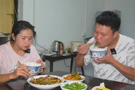 老公最爱吃双妹做的凉拌茄子，味道相当不错，做法简单你们也试试