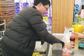 一家5口在上海：月薪6000 小伙到超市买了什么东西 像是捡到宝了视频封面