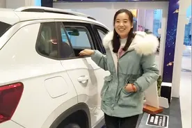 小伙带媳妇看新车，媳妇看上一辆多少钱的车？老公：把你卖了视频封面