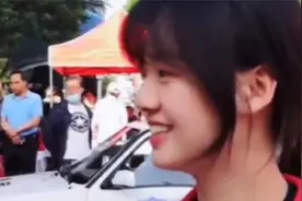 盘点高考后的搞笑名场面，考完了都解放了，小哥哥小姐姐都疯狂了视频封面