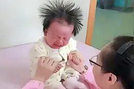 带宝宝看医生，当宝宝看见医生那一刻，瞬间吓得发型都变了！视频封面