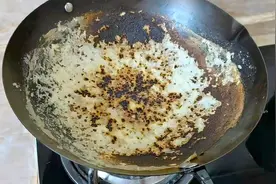 铁锅烧焦黑不用怕，大厨教你一招，3分钟就焕然一新，省钱又实用视频封面