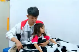 明星带娃打针场面，黄景瑜坦言：打针也遭罪！黄子韬温柔安慰女儿视频封面