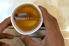 香烟放水中泡5分钟，别提多厉害，泡一次省下好几百，可惜才知道视频封面