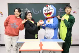 哆啦A梦不开心，师生用粘土做草莓蛋糕送给它，成品超级好看视频封面