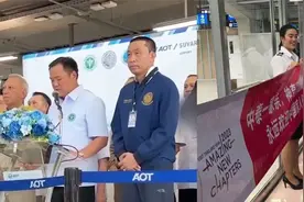 泰国副总理亲自为首批中国旅客接机送花环！游客：像明星走红毯视频封面