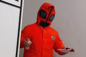 父母都阳性8岁娃全副武装照顾 妈妈：又心疼又暖心