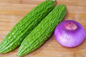 苦瓜跟洋葱真是绝配，天热做一盘，爽脆又开胃，一大盘都不够吃