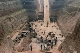 陕西曾有奇怪荒地，考古队发现247个盗洞，后挖出秦始皇先祖墓葬视频封面