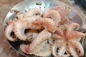“煮八爪鱼”很多人第一步就错了，难怪脱皮不脆爽！海边人教你做视频封面