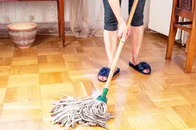 家里地面有油污不要直接拖，撒上一点它，地面油污一扫而光！视频封面