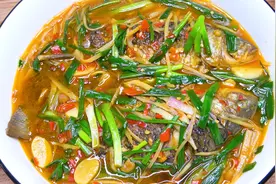 鲫鱼不要总是熬汤，大厨教你做四川特色葱葱鲫鱼，香辣入味又下饭