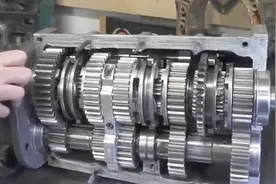 专业赛车没有离合器踏板如何变速？看变速箱结构恍然大悟视频封面