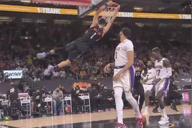 NBA今日扣篮时刻：布克快攻突破双手暴扣 巴雷特接长传隔扣博格丹视频封面