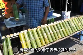 60岁大妈在泰国街头卖竹筒饭，儿子劝说不让干了，顾客们却不愿意视频封面