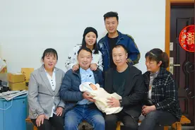 小八拉着父母和公婆，一起跟宝宝拍了全家福，画面美好又温馨视频封面