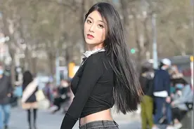 精致甜美的姑娘，紧身牛仔裤搭配尖头细跟鞋视频封面
