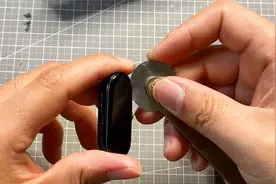 小米手环坏了，拆开看看内部长啥样，完美拆解方法