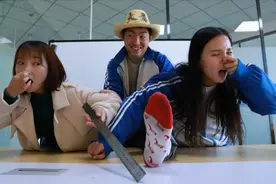 短剧：奇葩考试，根据鞋的尺码算成绩，不料学生脚臭把老师臭晕了视频封面
