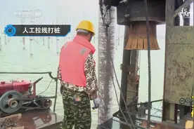 在水面上该如何精准打桩？来看人工打桩与新设备的对比|科技之光