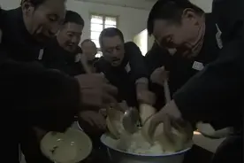 日本战犯们吃上大米饭！一个个狼吞虎咽！直言：五年没吃过大米了视频封面