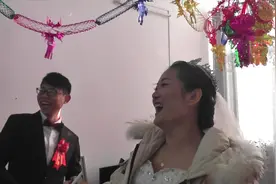 欢欢喜喜闹洞房，一颗红枣能在美女手中玩出什么新花样？看完乐了视频封面