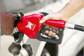 怕汽油兑水 私人油站加油放心吗？视频封面