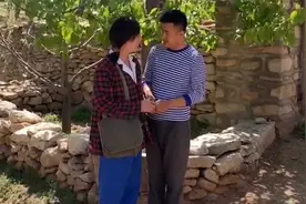 女儿早恋被母亲发现，母亲不但没有生气，竟是这样教育的视频封面
