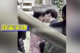 范丞丞关晓彤吻戏亲到晕倒？范丞丞一秒倒地，原来是张一山搞鬼视频封面